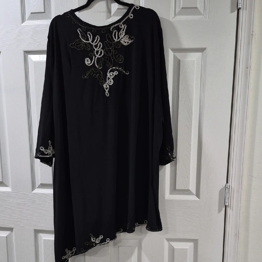Catherines Black Tunic with Elegant Embroidery - Picture 4 of 4